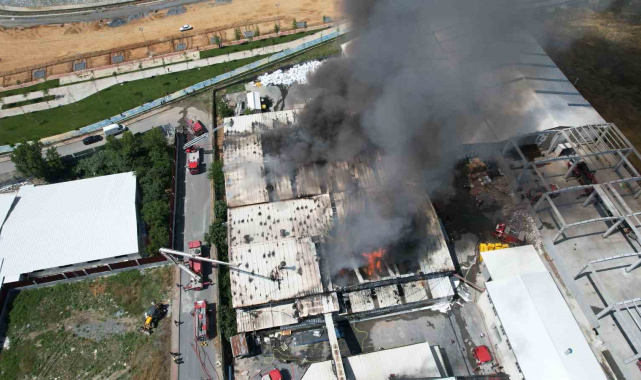 Arnavutköy'de sünger fabrikasında çıkan yangın 3 saatte kontrol altına alındı