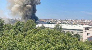 Arnavutköy'de sünger fabrikasında yangın