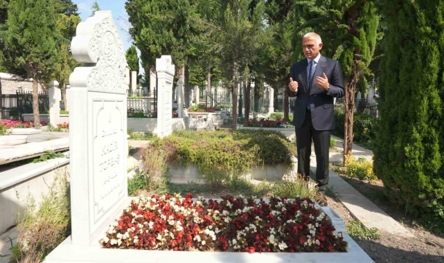 Bakan Ersoy'dan Fatih Külliyesi Haziresi'ne anlamlı ziyaret
