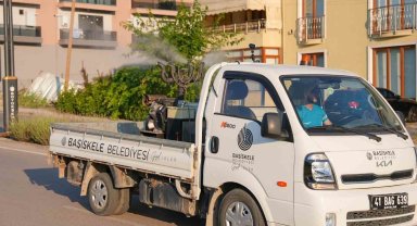 Başiskele'de sinek ve haşerelere karşı ilaçlama çalışmaları sürüyor