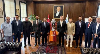 Başkan Dursun Özbek, Büyükçekmece'de Şampiyonlar Anıtı'na Galatasaray bayrağını çekti