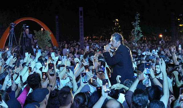 Bayhan sevilen şarkılarıyla Sakarya'yı büyüledi