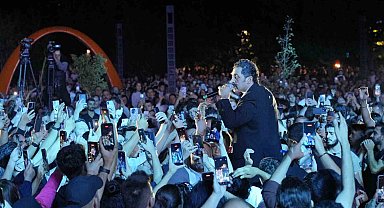 Bayhan sevilen şarkılarıyla Sakarya'yı büyüledi