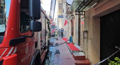 Beyoğlu İstiklal Caddesi'nde iş yerinde korkutan yangın