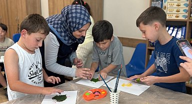 Bilim Atölyesi'nde çocuklar uygulamalı deneylerde bir arada