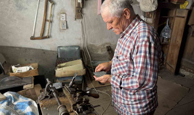 Bolu'da 50 yıldır manda boynuzundan tarak yapıyor