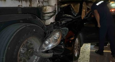 Bolu'da lüks SUV park halindeki tıra çarptı: 1 yaralı