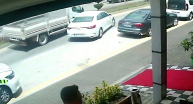 Bolu'da park yerinden çıkan otomobile kamyon çarptı