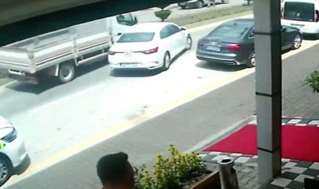 Bolu'da park yerinden çıkan otomobile kamyon çarptı