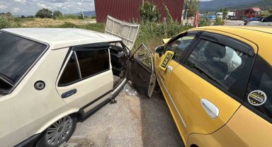 Bolu'da ticari taksi ile otomobil çarpıştı: 5 yaralı