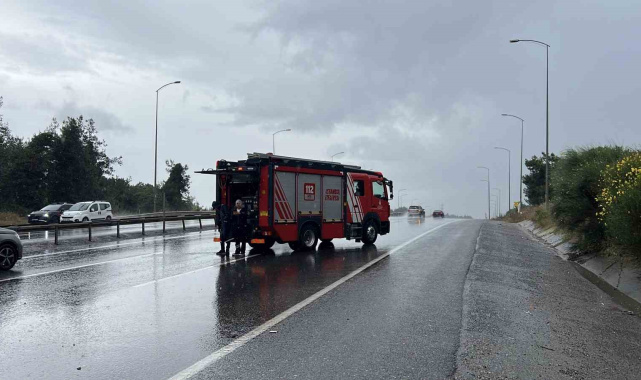 Çekmeköy'de bariyerlere çarpan ambulans devrildi: 1 yaralı