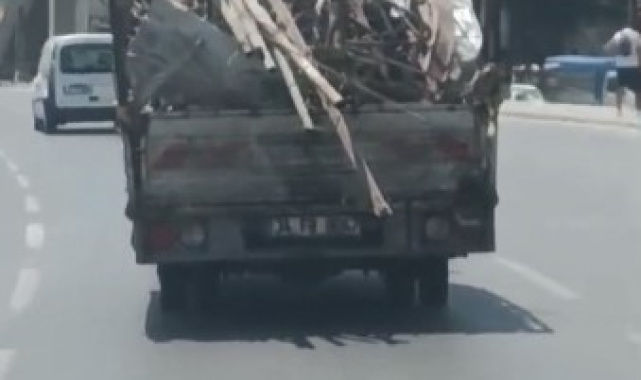 Demir yüklü kamyonetin tehlikeli yolculuğu kamerada