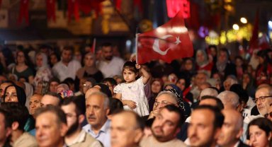 Esenler'de 253 metrelik bayrakla 15 Temmuz şehitleri anıldı
