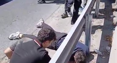 Esenler'de virajı alamayan motosiklet bariyerlere çarparak devrildi: 1 yaralı