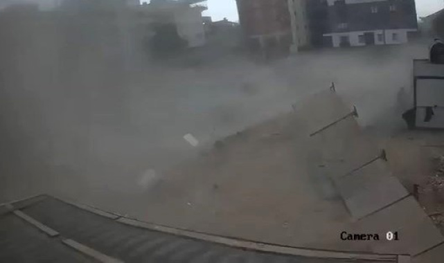 Fırtınada inşaat alanı yerle bir oldu