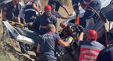 Freni patlayan şeftali yüklü kamyon, otomobilin üzerine devrildi: 6 yaralı