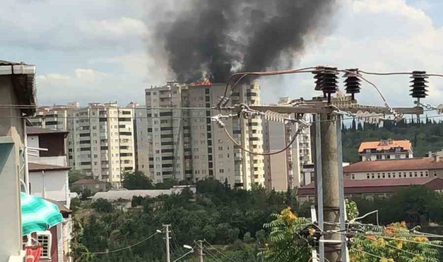 Gebze'de bina çatısı alevlere teslim oldu