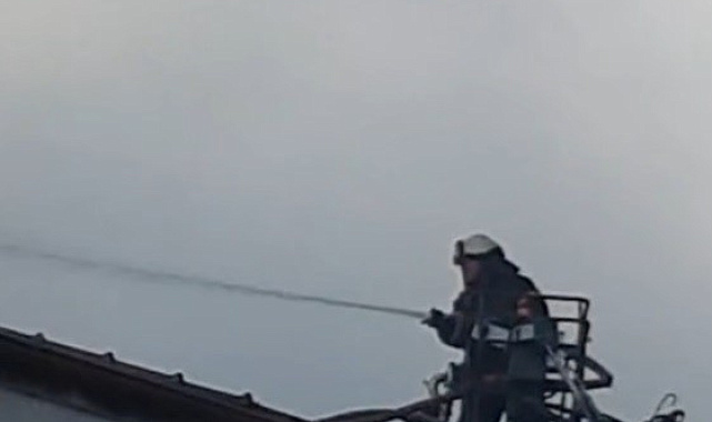 İki katlı binanın çatısında yangın