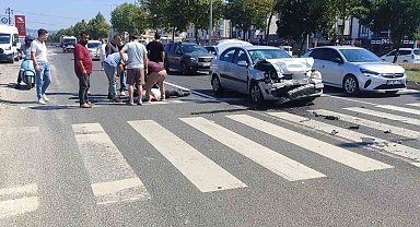 Işıklı kavşakta 2 otomobil çarpıştı: 1 yaralı