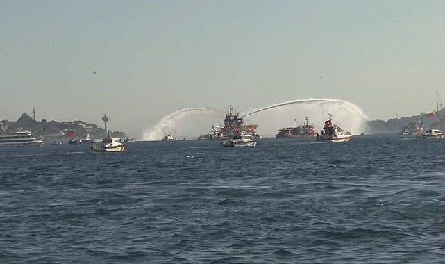 İstanbul Boğazı'nda 15 Temmuz şehitleri için tekne korteji oluşturuldu