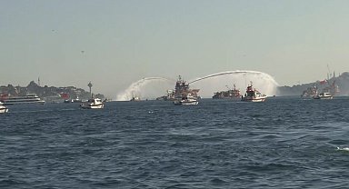 İstanbul Boğazı'nda 15 Temmuz şehitleri için tekne korteji oluşturuldu