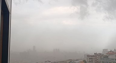 İstanbul'da fırtına etkili oldu, ağaçlar devrildi