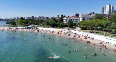İstanbul'da sıcak hava sahillere akın ettirdi: Caddebostan'da deniz keyfi dronla görüntülendi