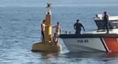 İzmit Körfezi'nde boğulmamak için deniz fenerine çıkan 3 kişiyi Sahil Güvenlik kurtardı