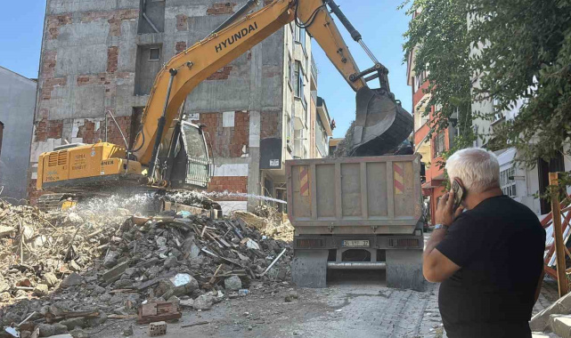 Kağıthane'de kontrolsüz yıkım: Molozlar çevredeki binalara hasar verdi