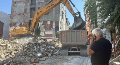 Kağıthane'de kontrolsüz yıkım: Molozlar çevredeki binalara hasar verdi