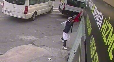 Kağıthane'de Türk bayrağını yere attı: 11 suç kaydı bulunan şüpheli yakalandı