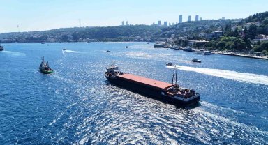 Karasu'da karaya oturan dev gemi İstanbul Boğazı'ndan geçti