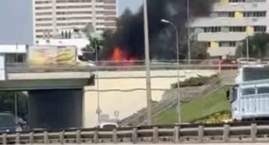 Kartal'da seyir halindeki araç alevlere teslim oldu