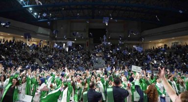 Kocaeli Sağlık ve Teknoloji Üniversitesi mezunlarını uğurladı