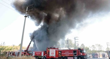 Kocaeli'de boya fabrikası alevlere teslim oldu