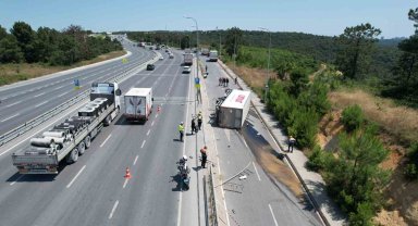 Kontrolden çıkan market kamyonu çevre yolundan yan yola devrildi