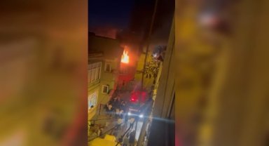Küçükçekmece'de metruk binada yangın paniği