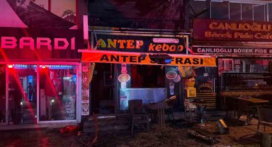 Küçükçekmece'de restoranın bacasında çıkan yangın 5 katlı binaya sıçradı