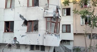 Küçükçekmece'de yıkımı yapılan binanın duvarı yan apartmanın üzerine devrildi