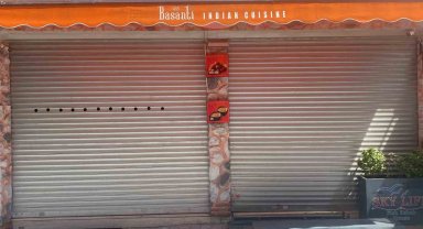 Mühürlü boş dükkandan yayılan kötü koku ekipleri harekete geçirdi