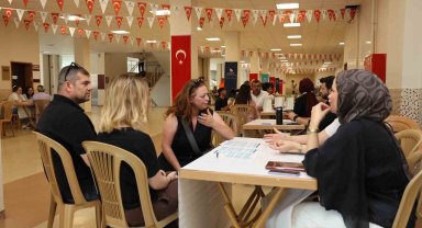 Öğrencilere yol göstermeye devam ediyor