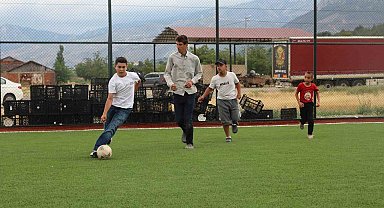 Okullar kapanınca çocuklar mahallelerindeki yeni sahayı doldurdu