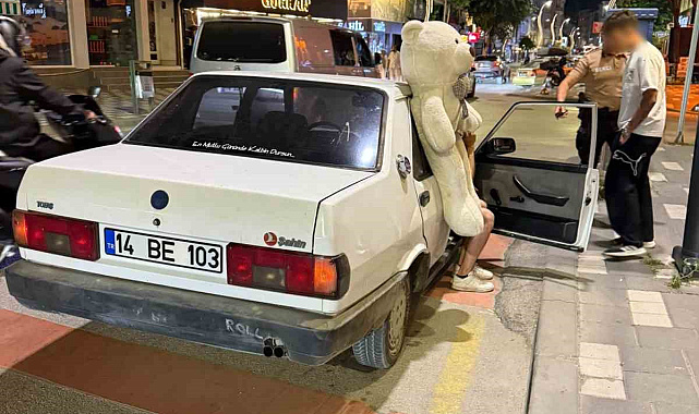Peluş ayı ehliyetsiz sürücüyü ele verdi