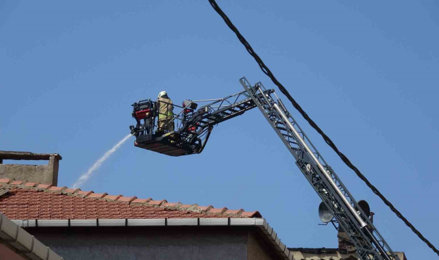 Pendik'te çatı katında çıkan yangın paniğe neden oldu: 1 hafif yaralı