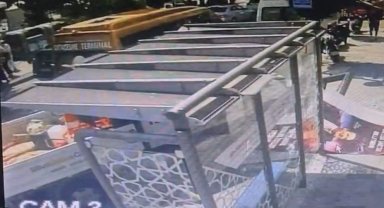 Silivri'de kamyonet durağa daldı: 1 kadın yaralandı