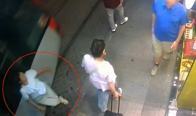 Sirkeci'de tramvay kadına çarptı