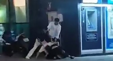 Tartıştığı genci yere yatırıp acımasızca darp ettiler