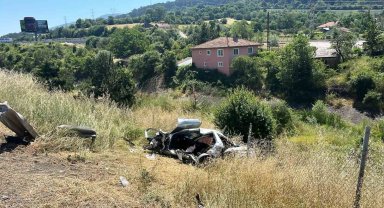 TEM Otoyolu'nda otomobil şarampole devrildi: 1 ölü, 3 yaralı