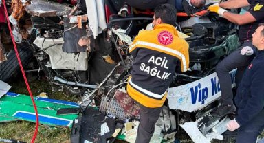 TEM'de yolcu otobüsü ortalığı savaş alanına çevirdi: 15 yaralı