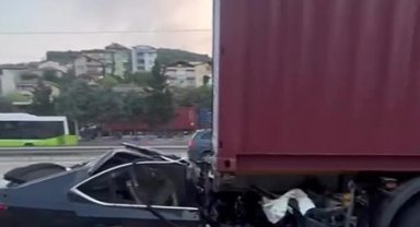Tıra arkadan çarpan otomobil preslendi: Baba ile oğlu hayatını kaybetti